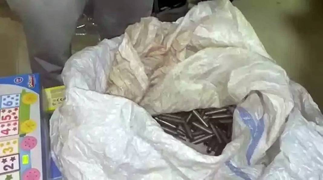 Oyuncak dükkanının alt katına inen polisin ağzı açık kaldı! Şehrin göbeğinde üretim atölyesi kurmuşlar 13